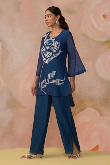 Kahani Lush_Blue Chanderi Round Neck, Yes Hand Embroidered Kurta And Pant Set _Online_at_Aza_Fashions