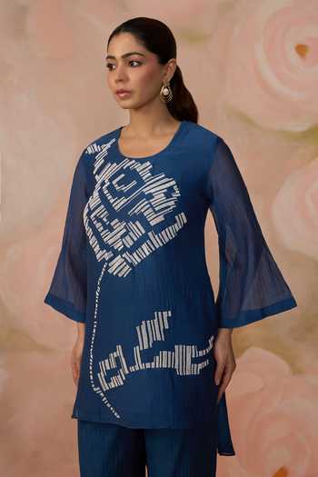 Shop_Kahani Lush_Blue Chanderi Round Neck, Yes Hand Embroidered Kurta And Pant Set _Online_at_Aza_Fashions