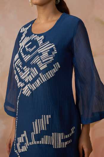Buy_Kahani Lush_Blue Chanderi Round Neck, Yes Hand Embroidered Kurta And Pant Set 