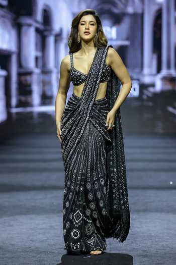 Ritika Mirchandani_Black Georgette, Net Plunge Neck Grace Pre-draped Saree And Blouse Set _Online_at_Aza_Fashions