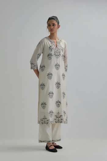 Shop_Kora_Off White , Chanderi, Cotton, Organza Floral Butti Pattern Kurta Set _Online_at_Aza_Fashions