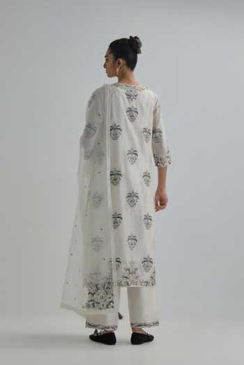 Shop_Kora_Off White , Chanderi, Cotton, Organza Floral Butti Pattern Kurta Set 