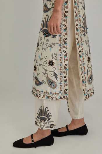 Kora_Off White Silk, Chanderi, Cotton, Organza Split V-neck Floral Pattern Kurta Set _Online_at_Aza_Fashions