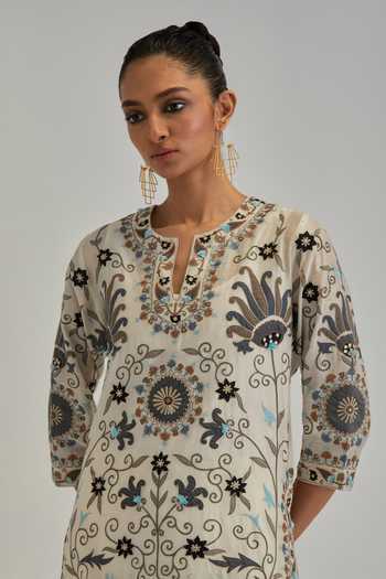 Buy_Kora_Off White Silk, Chanderi, Cotton, Organza Split V-neck Floral Pattern Kurta Set _Online_at_Aza_Fashions