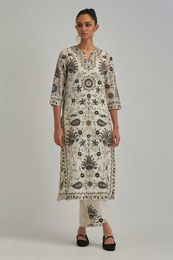 Shop_Kora_Off White Silk, Chanderi, Cotton, Organza Split V-neck Floral Pattern Kurta Set _Online_at_Aza_Fashions