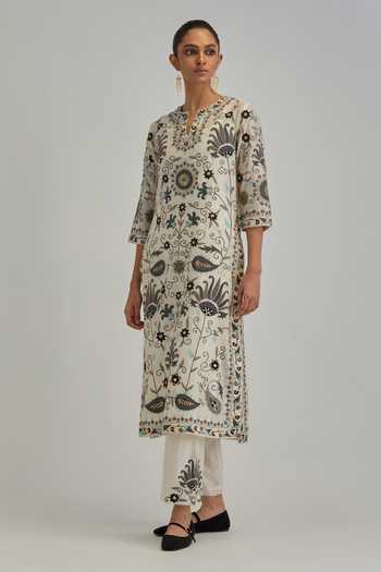 Kora_Off White Silk, Chanderi, Cotton, Organza Split V-neck Floral Pattern Kurta Set _at_Aza_Fashions