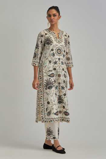 Buy_Kora_Off White Silk, Chanderi, Cotton, Organza Split V-neck Floral Pattern Kurta Set 