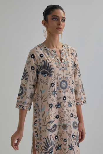 Buy_Kora_Pink , Chanderi, Cotton, Organza Split V-neck Applique Kurta Set _Online_at_Aza_Fashions