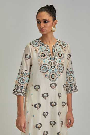 Buy_Kora_Off White , Chanderi, Cotton, Organza Split V-neck, Yes Kurta Set _Online_at_Aza_Fashions