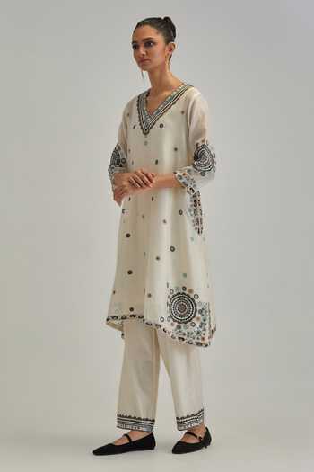 Kora_Off White , Chanderi, Cotton, Organza V-neck, Yes Applique Kurta Set _Online_at_Aza_Fashions