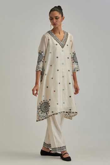 Buy_Kora_Off White , Chanderi, Cotton, Organza V-neck, Yes Applique Kurta Set _Online_at_Aza_Fashions