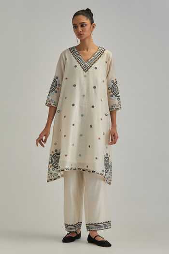 Shop_Kora_Off White , Chanderi, Cotton, Organza V-neck, Yes Applique Kurta Set _Online_at_Aza_Fashions