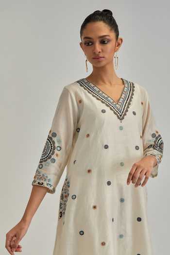 Kora_Off White , Chanderi, Cotton, Organza V-neck, Yes Applique Kurta Set _at_Aza_Fashions