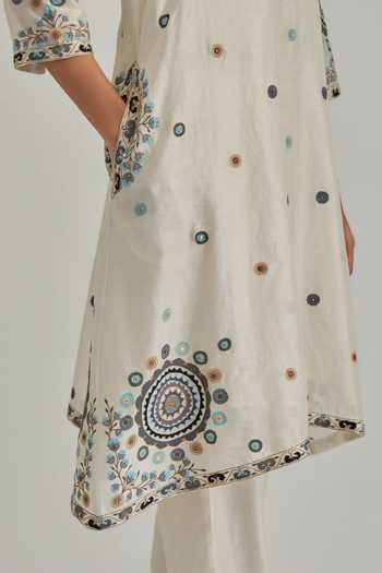 Buy_Kora_Off White , Chanderi, Cotton, Organza V-neck, Yes Applique Kurta Set 