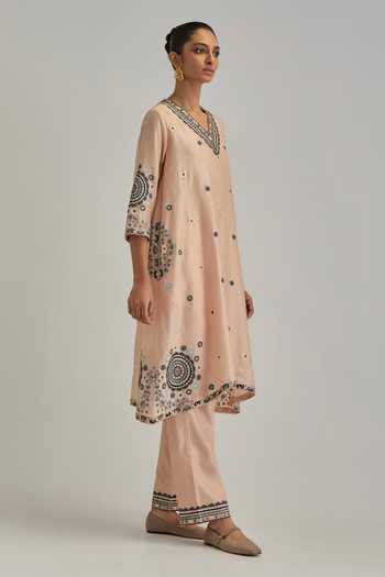 Buy_Kora_Pink , Chanderi, Cotton, Organza V-neck, Yes Embroidered Kurta Set _Online_at_Aza_Fashions