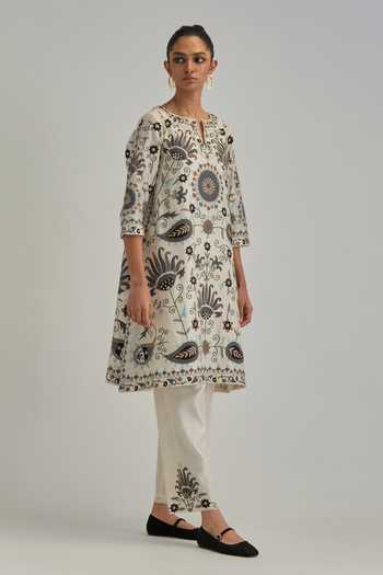 Kora_Off White , Chanderi, Cotton, Organza Split Floral Pattern Kurta Set _Online_at_Aza_Fashions