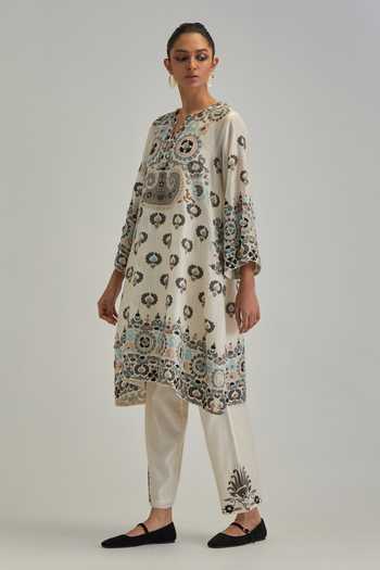 Kora_Off White Silk, Chanderi, Cotton Split V-neck Floral Pattern Kurta Set _Online_at_Aza_Fashions