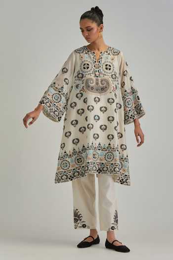 Buy_Kora_Off White Silk, Chanderi, Cotton Split V-neck Floral Pattern Kurta Set _Online_at_Aza_Fashions
