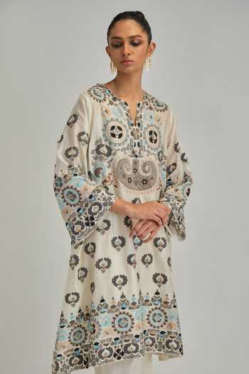 Shop_Kora_Off White Silk, Chanderi, Cotton Split V-neck Floral Pattern Kurta Set _Online_at_Aza_Fashions