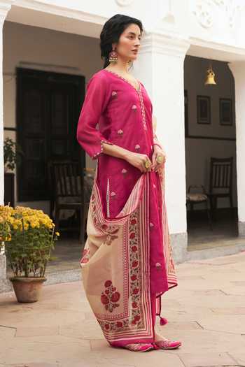 Karaj Jaipur_Pink Chanderi, Cotton V-neck Rani Embroidered Kurta Set _Online_at_Aza_Fashions