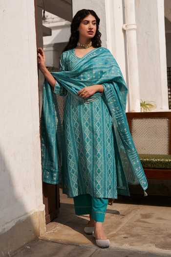 Karaj Jaipur_Blue Chanderi, Cotton V-neck Firozi Printed Kurta Set _at_Aza_Fashions