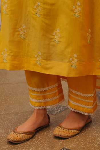 Karaj Jaipur_Yellow Chanderi, Shantoon Scoop Neck Floral Embroidered Kurta Set _at_Aza_Fashions