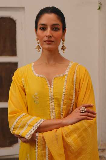 Buy_Karaj Jaipur_Yellow Chanderi, Shantoon Scoop Neck Floral Embroidered Kurta Set 