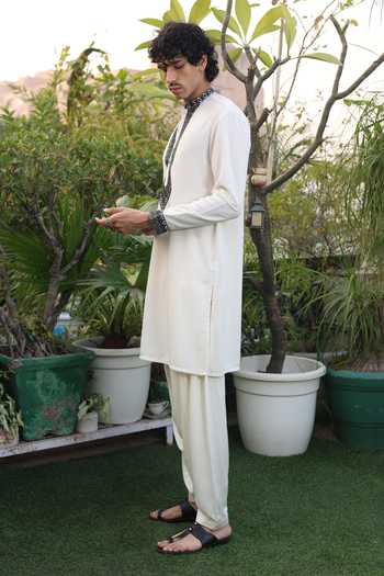 Dev Ki Raha_White Riwaayat Embroidered Placket Kurta Set _Online_at_Aza_Fashions