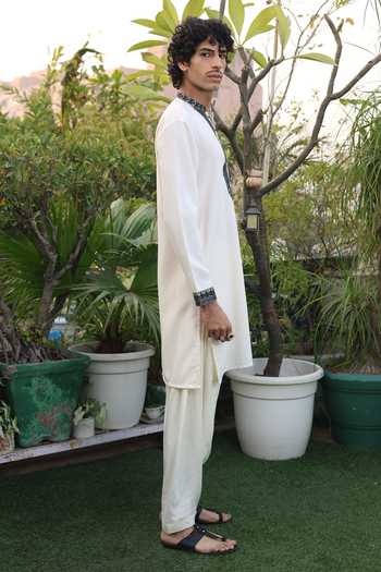 Dev Ki Raha_White Riwaayat Embroidered Placket Kurta Set _at_Aza_Fashions