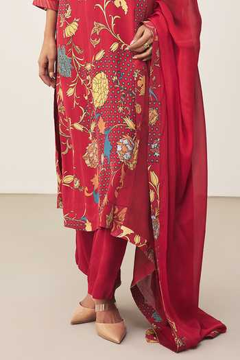 Ritu Kumar_Red Viscose, Crepe, Rayon V-neck Floral Print Kurta Set _at_Aza_Fashions