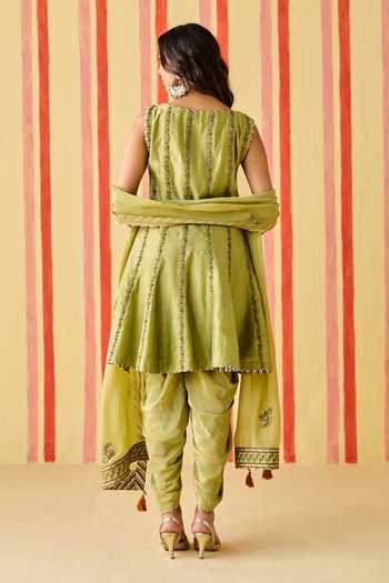 Studio Bagechaa Dhyuti Embroidered Kurta Set 