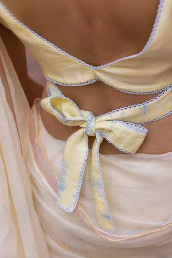 Label Nimbus_Ivory Chanderi, Silk, Cotton V-neck Saree With Tie And Dye Blouse _Online_at_Aza_Fashions