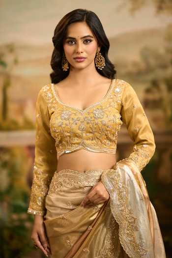 Samyukta Singhania_Gold Organza Sweetheart Neck Hand Embroidered Saree And Blouse Set _at_Aza_Fashions