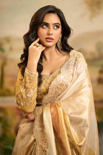Buy_Samyukta Singhania_Gold Organza Sweetheart Neck Hand Embroidered Saree And Blouse Set 