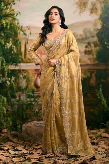 Samyukta Singhania_Gold Tissue Sweetheart Neck Embroidered Banarsi Saree And Blouse Set _at_Aza_Fashions