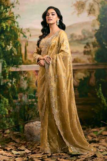 Buy_Samyukta Singhania_Gold Tissue Sweetheart Neck Embroidered Banarsi Saree And Blouse Set 