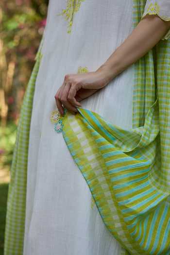 Shop Surmaye Ivory Chanderi Boat Neck, Yes Bloom Embroidered Kurta And Pant Set Online at Aza Fashions Shop_Surmaye_Ivory Chanderi Boat Neck, Yes Bloom Embroidered Kurta And Pant Set _Online_at_Aza_Fashions