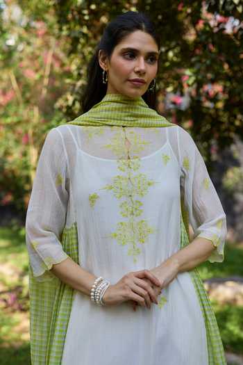 Surmaye Ivory Chanderi Boat Neck, Yes Bloom Embroidered Kurta And Pant Set at Aza Fashions Surmaye_Ivory Chanderi Boat Neck, Yes Bloom Embroidered Kurta And Pant Set _at_Aza_Fashions