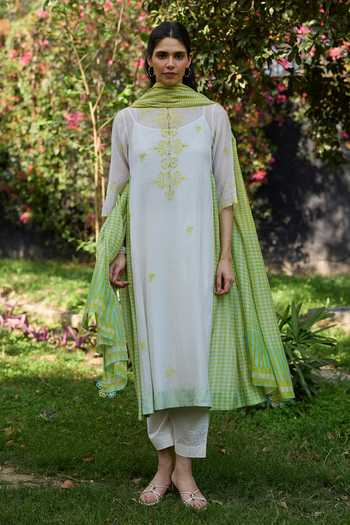 Surmaye Bloom Embroidered Kurta & Pant Set 