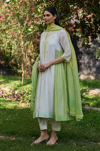 Buy Surmaye Ivory Chanderi Boat Neck, Yes Bloom Embroidered Kurta And Pant Set Buy_Surmaye_Ivory Chanderi Boat Neck, Yes Bloom Embroidered Kurta And Pant Set