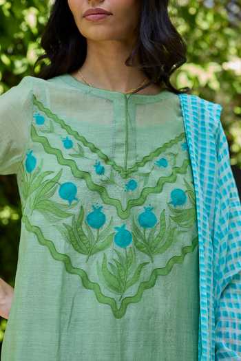 Buy_Surmaye_Green Chanderi Boat Neck, Yes Pomegranate Trail Embroidered Kurta And Pant Set 