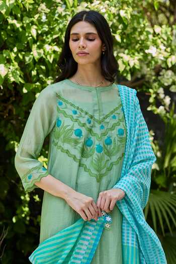 Shop_Surmaye_Green Chanderi Boat Neck, Yes Pomegranate Trail Embroidered Kurta And Pant Set 