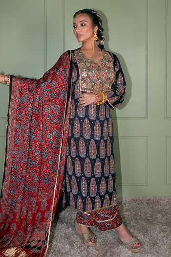 Sheeshakari Black Silk Ajrakh Pattern Kurta Set Online at Aza Fashions Sheeshakari_Black Silk Ajrakh Pattern Kurta Set _Online_at_Aza_Fashions