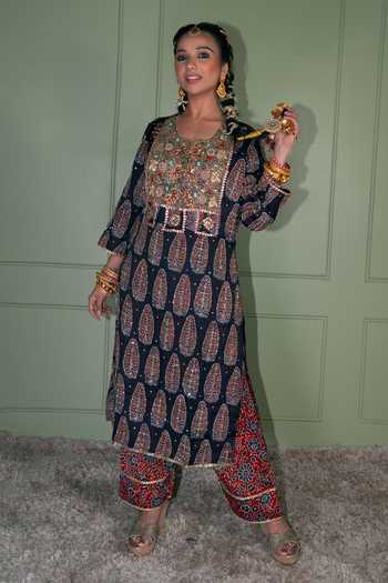 Buy Sheeshakari Black Silk Ajrakh Pattern Kurta Set Online at Aza Fashions Buy_Sheeshakari_Black Silk Ajrakh Pattern Kurta Set _Online_at_Aza_Fashions