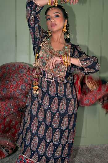 Shop Sheeshakari Black Silk Ajrakh Pattern Kurta Set Online at Aza Fashions Shop_Sheeshakari_Black Silk Ajrakh Pattern Kurta Set _Online_at_Aza_Fashions