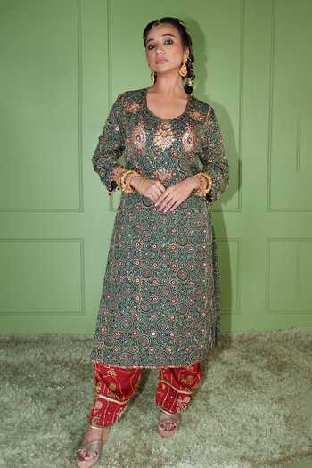 Sheeshakari Green Silk V-neck Ajrakh Pattern Kurta Set Online at Aza Fashions Sheeshakari_Green Silk V-neck Ajrakh Pattern Kurta Set _Online_at_Aza_Fashions