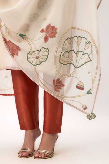 Ruchi Marodia_Off White Chanderi V-neck Lotus Bloom Jaal Kurta Set _Online_at_Aza_Fashions