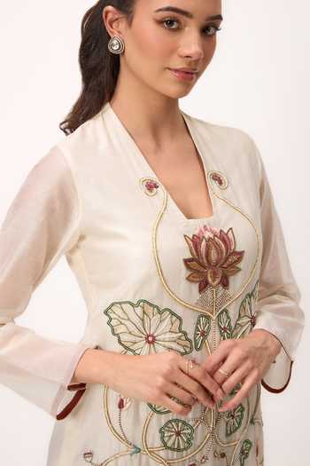 Ruchi Marodia_Off White Chanderi V-neck Lotus Bloom Jaal Kurta Set _at_Aza_Fashions