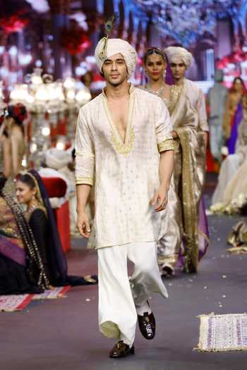 Itrh Shehzaad Floral Pattern Kurta Set 