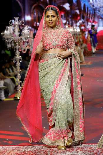 Itrh_Pink Georgette, Organza, Silk Sweetheart Neck Gulnaar Ombre Saree Set _Online_at_Aza_Fashions